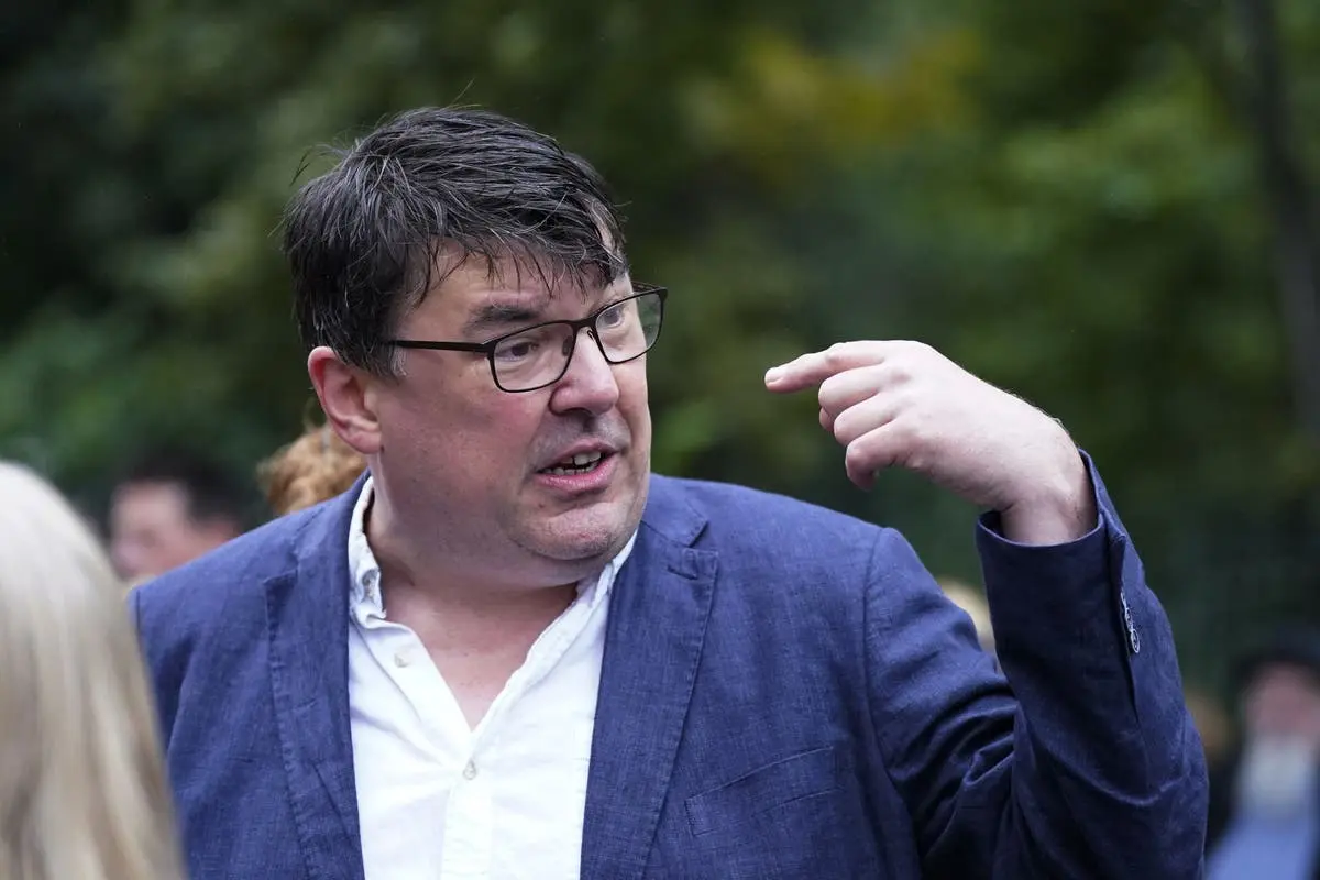 Graham Linehan lauds Richard Ayoade and Jonathan Ross’s bravery in backing  him