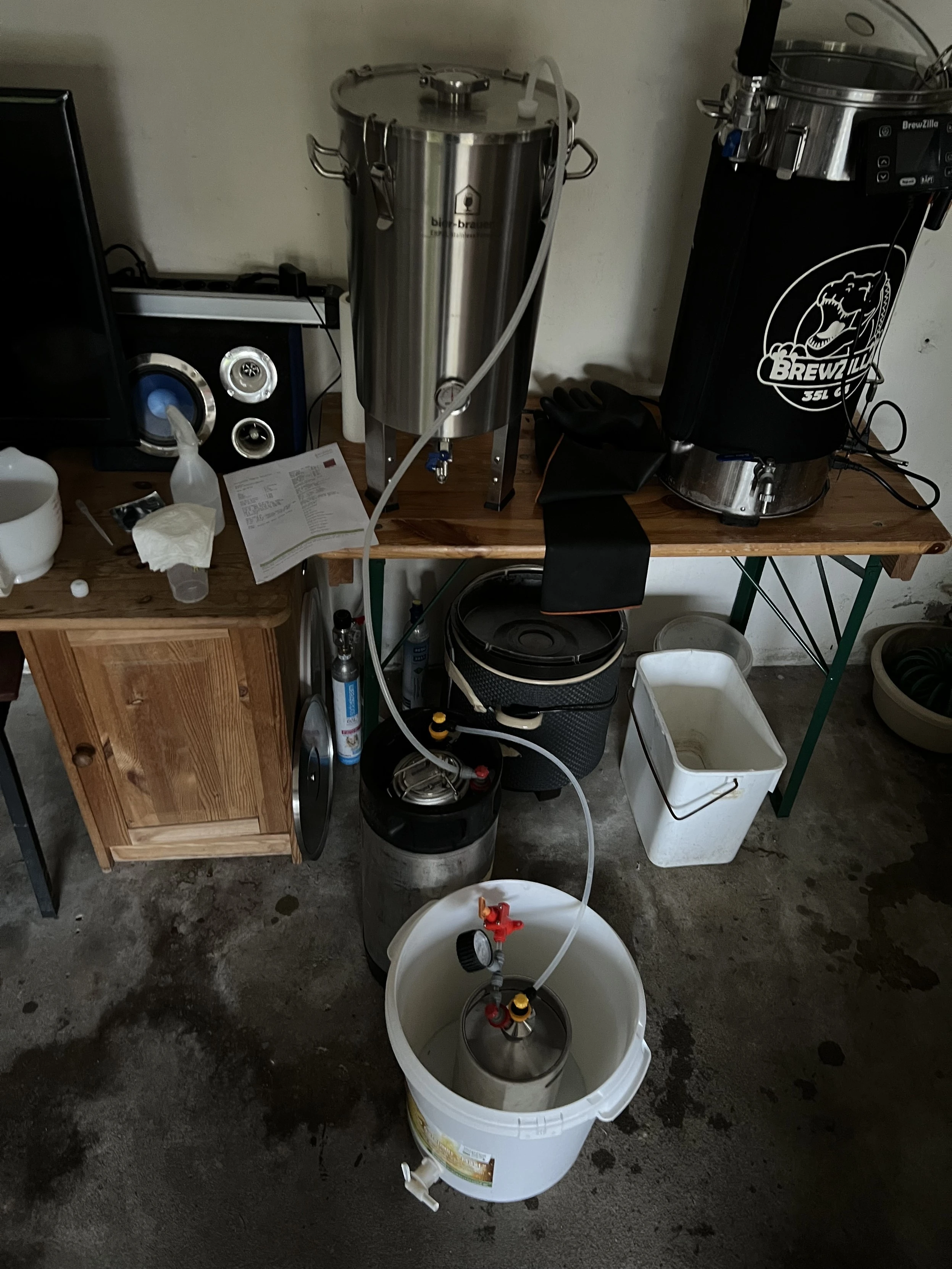 Setup where the beer fermenter‘s bubbler is replaced with a hose connected to the gas post of a corny keg that’s filled with disinfectant, which again is connects to a mini keg with a wide open spunding valve