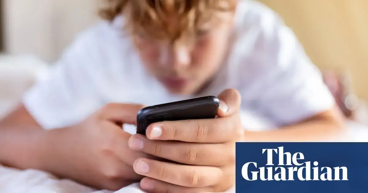 UK parents join pact to withhold smartphones from children under 14